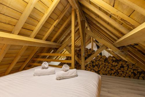 two towels sitting on a bed in a attic at 1 2 3 Sologne - La Nigaudière in Lassay-sur-Croisne