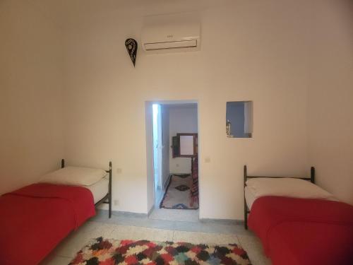 Una cama o camas en una habitación de Riad Dar Lemdrssa