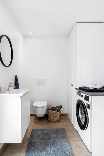 a bathroom with a washing machine and a sink at 30467-Odder-Ravnsager-15 in Odder