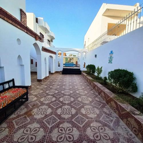 un patio de un edificio con suelo de baldosa en Christine Home, en Luxor