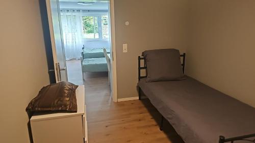 Habitación pequeña con cama y puerta en Monteurwohnung in Rösrath- Overath, en Rösrath