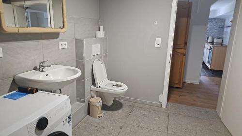 un baño con inodoro y lavabo en Monteurwohnung in Rösrath- Overath, en Rösrath
