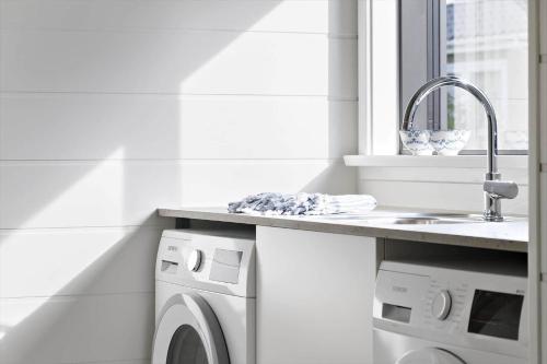 une cuisine avec une machine à laver et un évier dans l'établissement 30315-Odder-Grindevej-22, à Odder