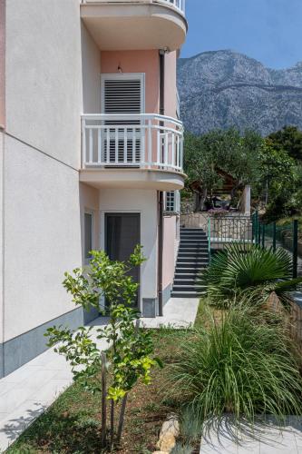 a building with a balcony on the side of it at Apartments Seaview in Tučepi