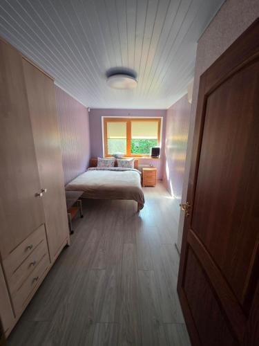un dormitorio con una cama y una ventana en Coastal Luxe Retreat, en Jūrmala