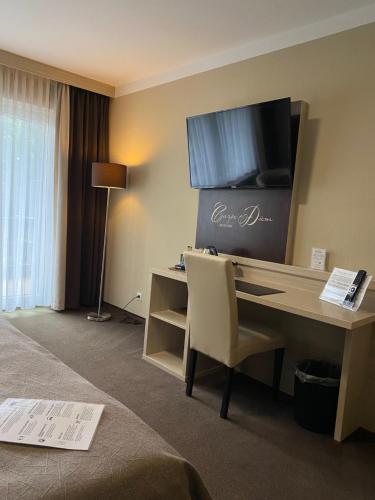 Televisyen dan/atau pusat hiburan di Hotel-Restaurant Jagdhaus Heede