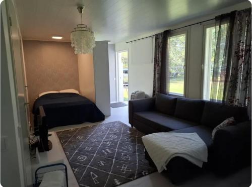 Ένα ή περισσότερα κρεβάτια σε δωμάτιο στο Lentokenttästudio, Oulu Airport studio