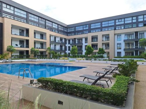 Lovely One Bedroom Apt at The Embassy Gardens with Fast Internet, Pool & Gym