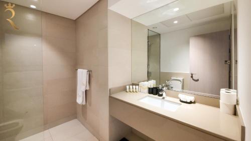 a bathroom with a sink and a mirror at 1BR -Marina Solene Yas Island 10 Min to Grand Prix in Abu Dhabi