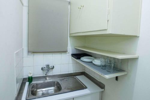 Cozy Minimal Studio by Ampelokipoi Metro