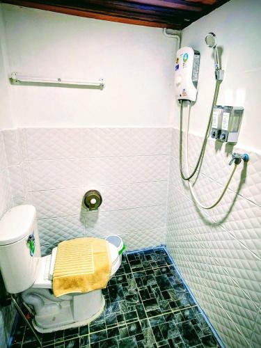 a bathroom with a shower and a toilet in it at สบาย รีสอร์ท หางน้ำสาคร 