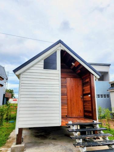 a small shed with a door on top of it at สบาย รีสอร์ท หางน้ำสาคร 
