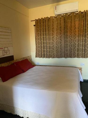 Katil atau katil-katil dalam bilik di Falcon Hotel