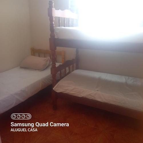 two twin beds in a room with a window at Alojamento para Empreiteira in Sumaré