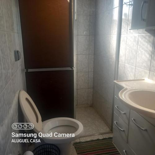 a bathroom with a toilet and a sink at Alojamento para Empreiteira in Sumaré
