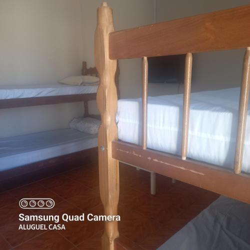 a pair of bunk beds in a room at Alojamento para Empreiteira in Sumaré