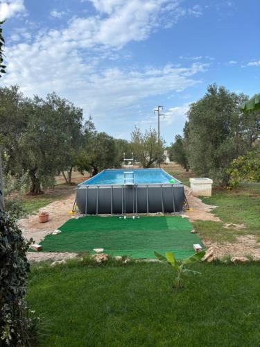 una piscina en medio de un patio en La Casedda, en Carovigno