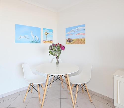 Gambar di galeri bagi Seascape di Bloubergstrand