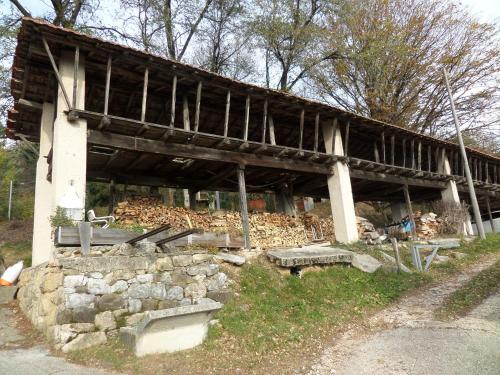 an old building with a bunch of leaves at Casa Luisa, relax con vista panoramica in Schio