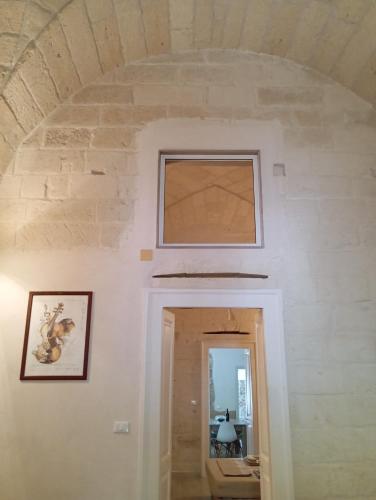 a window above a door in a room at Lapis Domus in Lecce