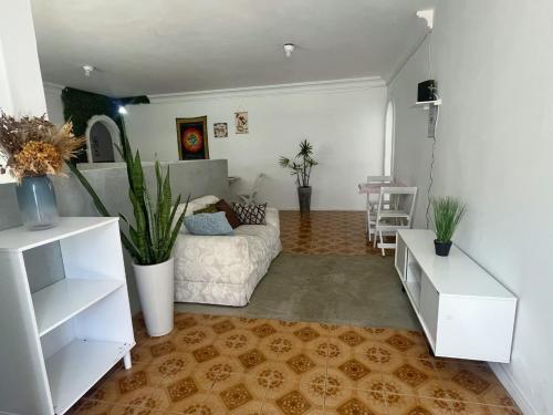 Khu vực ghế ngồi tại Quarto com Banheiro e Varanda Privados 150m do Mar 4