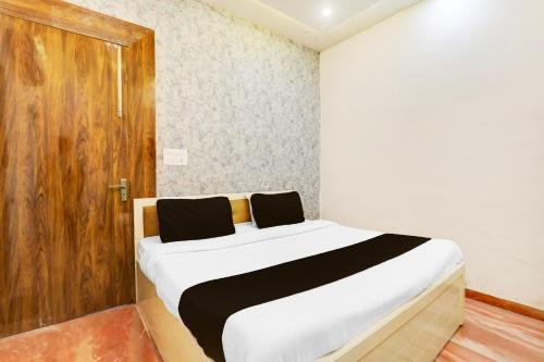Ένα ή περισσότερα κρεβάτια σε δωμάτιο στο Hotel O The urban inn hotel and banquet