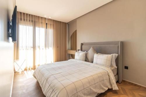 a bedroom with a large bed with white pillows at Appartement Anfa Park casa finance City CFC in Casablanca