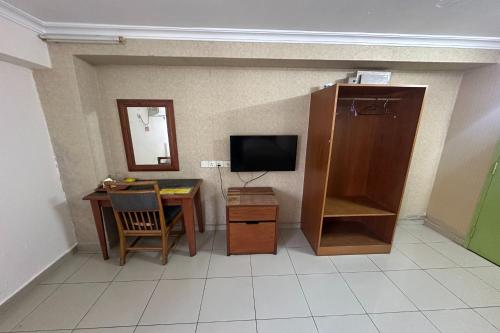 Una televisión o centro de entretenimiento en ANGSA Hotel
