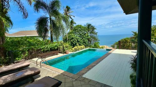 una piscina con vista al mar en SeaView Villa Tropicana, en Salad Beach