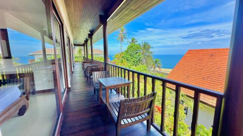 balcón con bancos y vistas al océano en SeaView Villa Tropicana, en Salad Beach