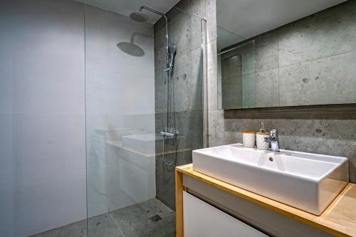 Classic & Charming 2BR, Petralona Metro