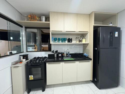 Kuchyň nebo kuchyňský kout v ubytování Casa aconchegante com piscina e área gourmet