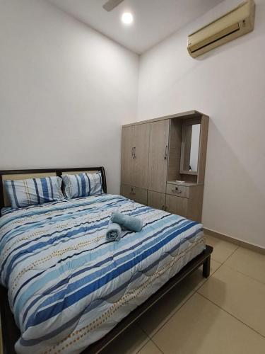 Ένα ή περισσότερα κρεβάτια σε δωμάτιο στο Bertam Perdana Homestay