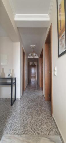 ein leerer Flur mit einem Zimmer mit einer Decke in der Unterkunft Casa Maria in São Domingos de Rana