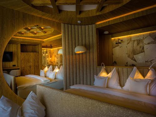 Luxury Chalet Strachan - Jacuzzi and Saunaにあるベッド