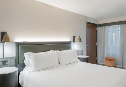 Letto o letti in una camera di Crowne Plaza Indianapolis-Dwtn-Union Stn by IHG