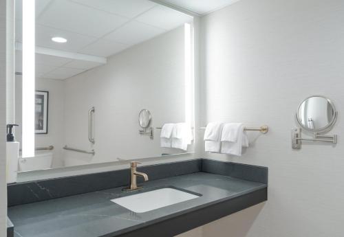 Bagno di Crowne Plaza Indianapolis-Dwtn-Union Stn by IHG