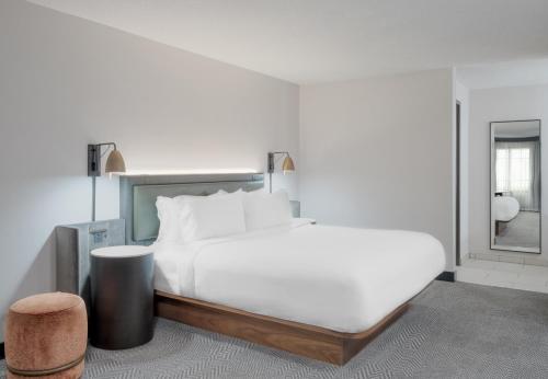 Letto o letti in una camera di Crowne Plaza Indianapolis-Dwtn-Union Stn by IHG