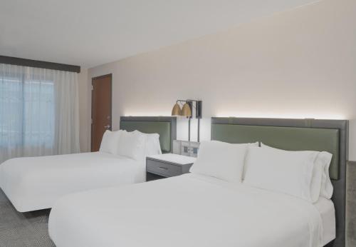 Letto o letti in una camera di Crowne Plaza Indianapolis-Dwtn-Union Stn by IHG