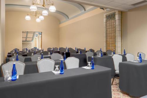 Zona business o sala conferenze di Crowne Plaza Indianapolis-Dwtn-Union Stn by IHG