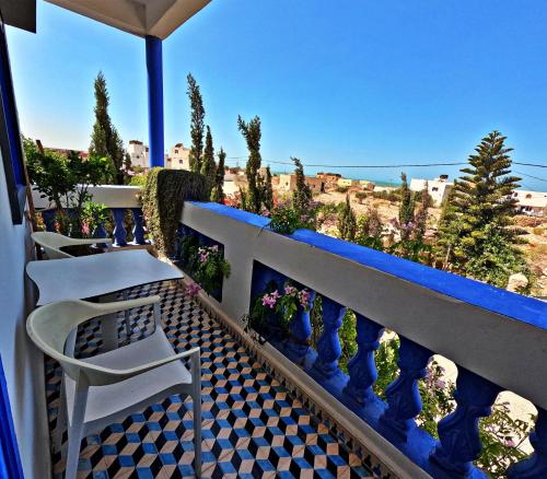 a balcony with chairs and a view of the ocean at Dar Iziki in Sidi Kaouki