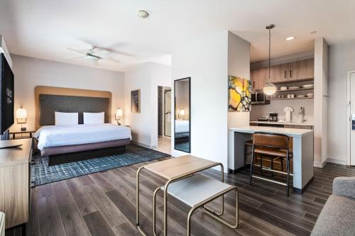 Кровать или кровати в номере Homewood Suites Beaumont