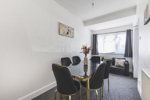 Posezení v ubytování Spacious 5BD Home with Garden and Parking at Hounslow