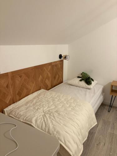 Schlafzimmer mit einem Bett mit einem Kissen und einem Tisch in der Unterkunft Alpes Ski SUPERDEVOLUY in Le Dévoluy