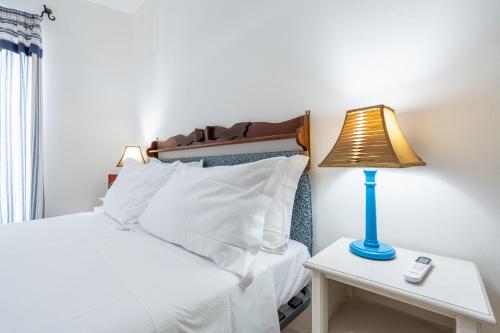 a bedroom with a bed and a lamp on a table at Appartamento Cagliari centro con vista sul porto in Cagliari