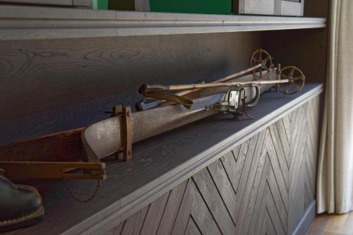 a gun on top of a wooden cabinet at Alpin Natur Hotel Brückele in Braies