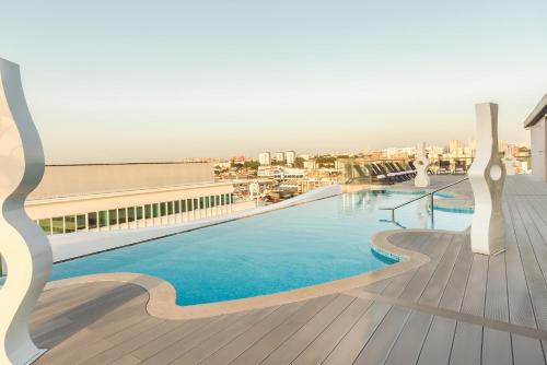 Бассейн в Eurostars Universal Lisboa или поблизости