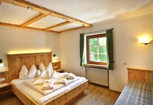 Ein Bett oder Betten in einem Zimmer der Unterkunft Hotel Weiler - Aktiv & Tradition