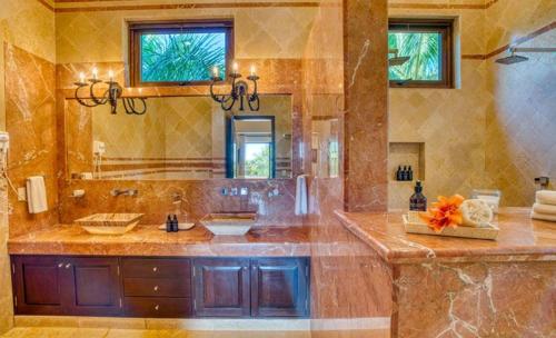 Ένα μπάνιο στο Beachfront Soliman Bay Villas for big groups