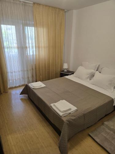 Postel nebo postele na pokoji v ubytování ULTRACENTRAL Apartment Cuza Voda